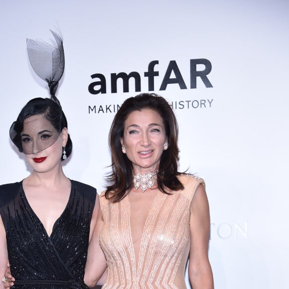 Dita von Teese et Elisabetta Franchi durant le photocall de la soirée AmfAR à Milan en Italie, le 24 septembre 2016