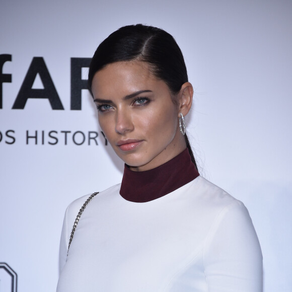 Adriana Lima durant le photocall de la soirée AmfAR à Milan en Italie, le 24 septembre 2016