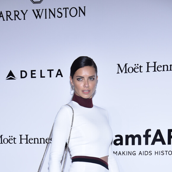 Adriana Lima durant le photocall de la soirée AmfAR à Milan en Italie, le 24 septembre 2016