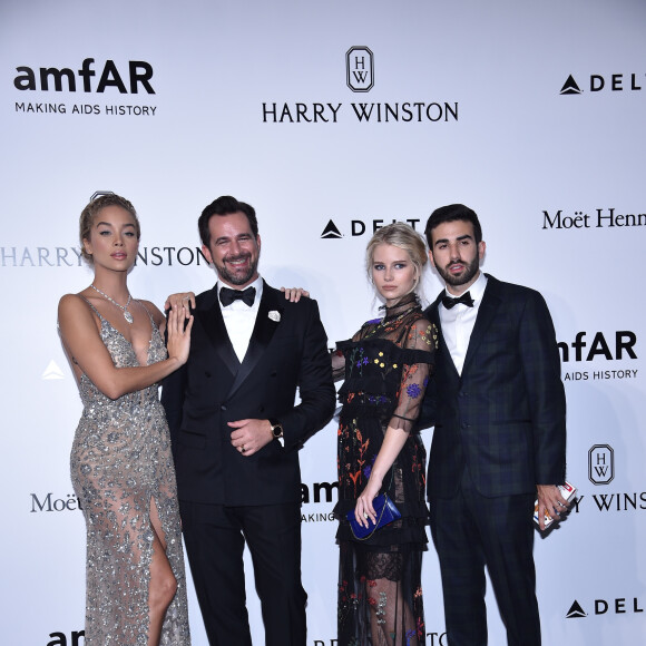 Jasmine Sanders, Stephane Gerschel, Lottie Moss et un invité durant le photocall de la soirée AmfAR à Milan en Italie, le 24 septembre 2016