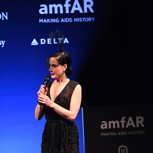 Dita Von Teese lors de la vente aux enchères de l'AmfAR à Milan en Italie, le 24 septembre 2016