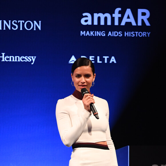 Adriana Lima lors de la vente aux enchères de l'AmfAR à Milan en Italie, le 24 septembre 2016