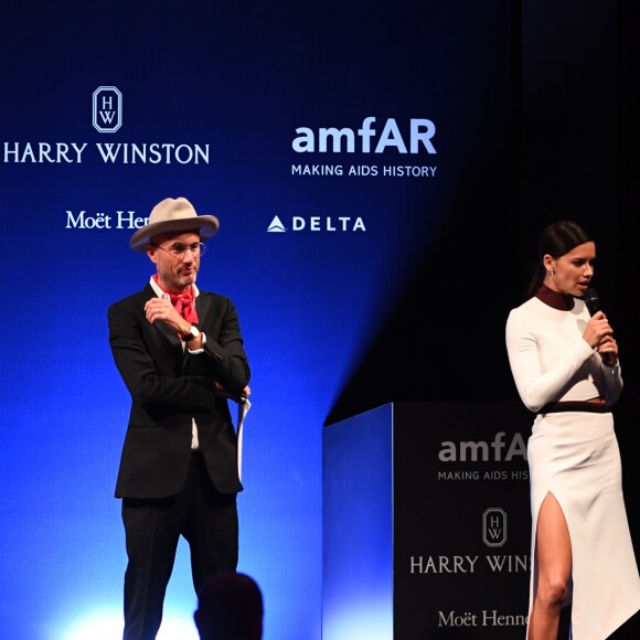 Andy Boose et Adriana Lima lors de la vente aux enchères de l'AmfAR à Milan en Italie, le 24 septembre 2016