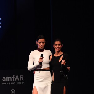 Andy Boose et Adriana Lima et Sara Sampaio lors de la vente aux enchères de l'AmfAR à Milan en Italie, le 24 septembre 2016