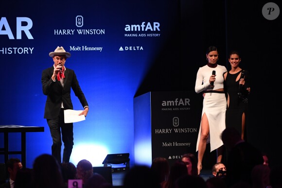 Andy Boose et Adriana Lima et Sara Sampaio lors de la vente aux enchères de l'AmfAR à Milan en Italie, le 24 septembre 2016