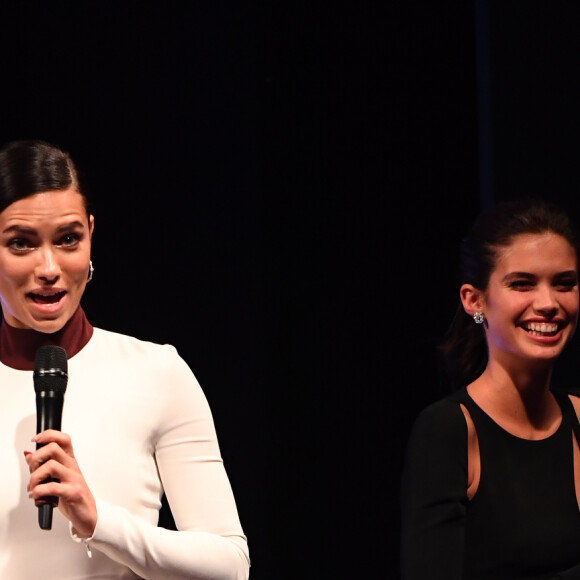 Adriana Lima et Sara Sampaio lors de la vente aux enchères de l'AmfAR à Milan en Italie, le 24 septembre 2016