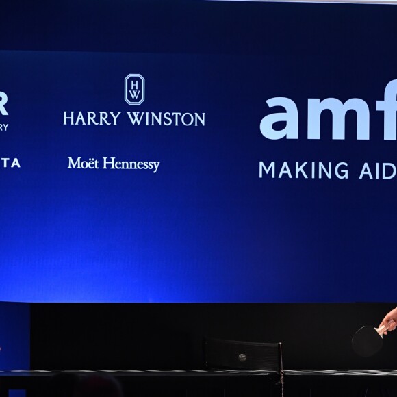 Adriana Lima et Sara Sampaio lors de la vente aux enchères de l'AmfAR à Milan en Italie, le 24 septembre 2016