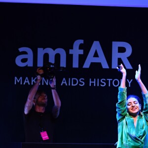 Charli XCX lors de la vente aux enchères de l'AmfAR à Milan en Italie, le 24 septembre 2016