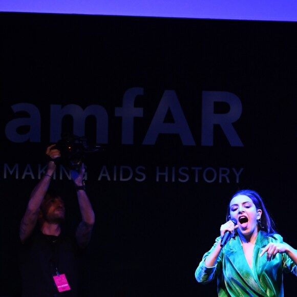 Charli XCX lors de la vente aux enchères de l'AmfAR à Milan en Italie, le 24 septembre 2016