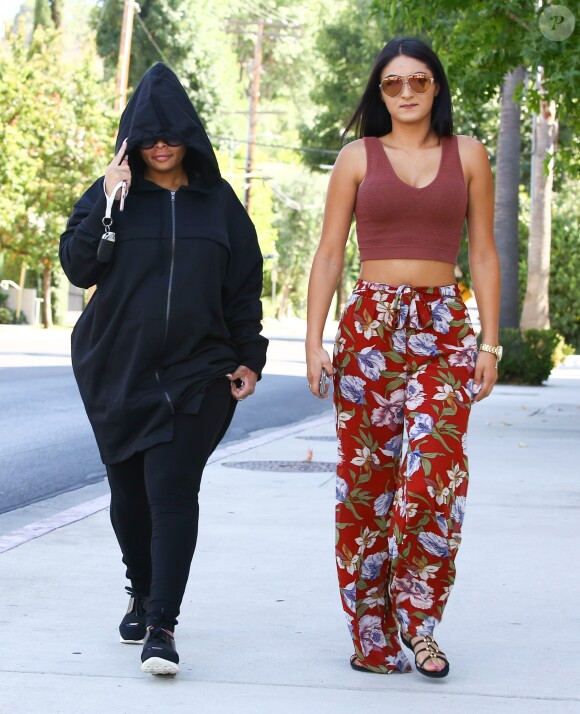 Exclusif - Blac Chyna enceinte fait du shopping avec une amie chez Walgreens à Los Angeles. Elle se cache des photographes en sortant de sa voiture. Le 19 août 2016
