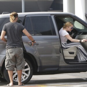Dennis Papageorgiou dépose en voiture sa compagne Lindsay Lohan à l'aéroport international d’Athènes en Grèce, le 11 septembre 2016