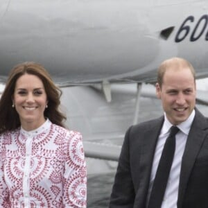 Le prince William et Kate Middleton, duc et duchesse de Cambridge, sont arrivés à Vancouver en hydravion le 25 septembre 2016 pour le deuxième jour de leur visite officielle au Canada.