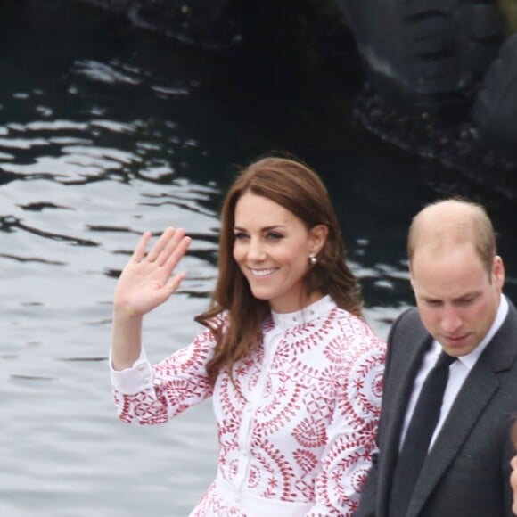 Le prince William et Kate Middleton, duc et duchesse de Cambridge, sont arrivés à Vancouver en hydravion le 25 septembre 2016 pour le deuxième jour de leur visite officielle au Canada.