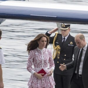 Le prince William et Kate Middleton, duc et duchesse de Cambridge, sont arrivés à Vancouver en hydravion le 25 septembre 2016 pour le deuxième jour de leur visite officielle au Canada.