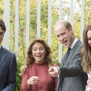 Le prince William et Kate Middleton, duc et duchesse de Cambridge, ont découvert le travail de la Société des Services pour les Immigrants de Colombie-Britannique (ISSBC) à Vancouver en compagnie du Premier ministre Justin Trudeau et de son épouse Sophie Grégoire Trudeau, dans le cadre de leur voyage officiel au Canada, le 25 septembre 2016.