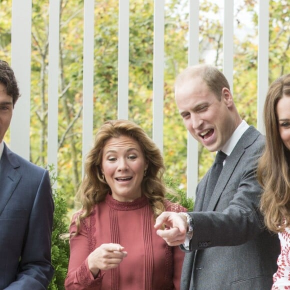 Le prince William et Kate Middleton, duc et duchesse de Cambridge, ont découvert le travail de la Société des Services pour les Immigrants de Colombie-Britannique (ISSBC) à Vancouver en compagnie du Premier ministre Justin Trudeau et de son épouse Sophie Grégoire Trudeau, dans le cadre de leur voyage officiel au Canada, le 25 septembre 2016.