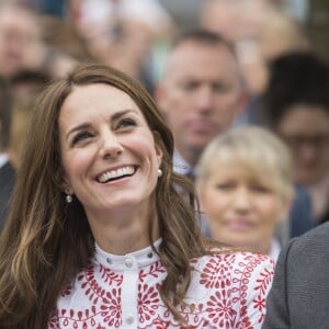 Le prince William et Kate Middleton, duc et duchesse de Cambridge, ont découvert le travail de la Société des Services pour les Immigrants de Colombie-Britannique (ISSBC) à Vancouver en compagnie du Premier ministre Justin Trudeau et de son épouse Sophie Grégoire Trudeau, dans le cadre de leur voyage officiel au Canada, le 25 septembre 2016.