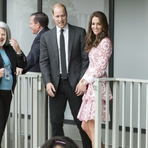 Le prince William et Kate Middleton, duc et duchesse de Cambridge, ont découvert le travail de la Société des Services pour les Immigrants de Colombie-Britannique (ISSBC) à Vancouver en compagnie du Premier ministre Justin Trudeau et de son épouse Sophie Grégoire Trudeau, dans le cadre de leur voyage officiel au Canada, le 25 septembre 2016.