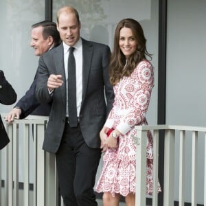 Le prince William et Kate Middleton, duc et duchesse de Cambridge, ont découvert le travail de la Société des Services pour les Immigrants de Colombie-Britannique (ISSBC) à Vancouver en compagnie du Premier ministre Justin Trudeau et de son épouse Sophie Grégoire Trudeau, dans le cadre de leur voyage officiel au Canada, le 25 septembre 2016.