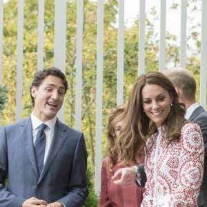 Le prince William et Kate Middleton, duc et duchesse de Cambridge, ont découvert le travail de la Société des Services pour les Immigrants de Colombie-Britannique (ISSBC) à Vancouver en compagnie du Premier ministre Justin Trudeau et de son épouse Sophie Grégoire Trudeau, dans le cadre de leur voyage officiel au Canada, le 25 septembre 2016.