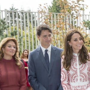 Le prince William et Kate Middleton, duc et duchesse de Cambridge, ont découvert le travail de la Société des Services pour les Immigrants de Colombie-Britannique (ISSBC) à Vancouver en compagnie du Premier ministre Justin Trudeau et de son épouse Sophie Grégoire Trudeau, dans le cadre de leur voyage officiel au Canada, le 25 septembre 2016.