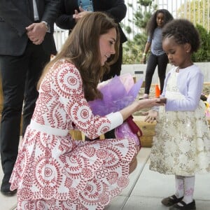 Le prince William et Kate Middleton, duc et duchesse de Cambridge, ont découvert le travail de la Société des Services pour les Immigrants de Colombie-Britannique (ISSBC) à Vancouver en compagnie du Premier ministre Justin Trudeau et de son épouse Sophie Grégoire Trudeau, dans le cadre de leur voyage officiel au Canada, le 25 septembre 2016.