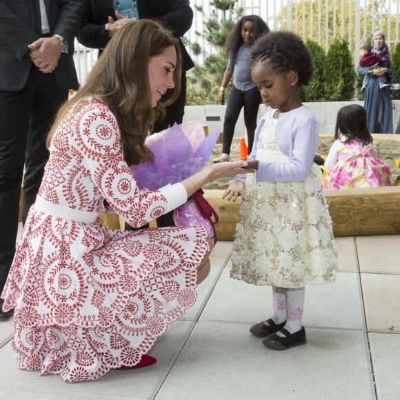 Le prince William et Kate Middleton, duc et duchesse de Cambridge, ont découvert le travail de la Société des Services pour les Immigrants de Colombie-Britannique (ISSBC) à Vancouver en compagnie du Premier ministre Justin Trudeau et de son épouse Sophie Grégoire Trudeau, dans le cadre de leur voyage officiel au Canada, le 25 septembre 2016.