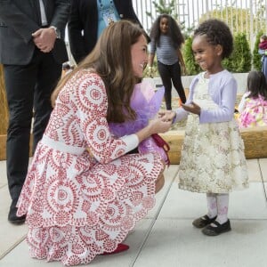 Le prince William et Kate Middleton, duc et duchesse de Cambridge, ont découvert le travail de la Société des Services pour les Immigrants de Colombie-Britannique (ISSBC) à Vancouver en compagnie du Premier ministre Justin Trudeau et de son épouse Sophie Grégoire Trudeau, dans le cadre de leur voyage officiel au Canada, le 25 septembre 2016.