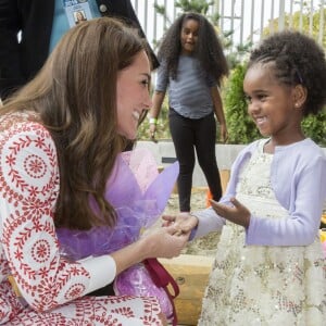 Le prince William et Kate Middleton, duc et duchesse de Cambridge, ont découvert le travail de la Société des Services pour les Immigrants de Colombie-Britannique (ISSBC) à Vancouver en compagnie du Premier ministre Justin Trudeau et de son épouse Sophie Grégoire Trudeau, dans le cadre de leur voyage officiel au Canada, le 25 septembre 2016.