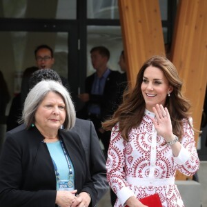 Le prince William et Kate Middleton, duc et duchesse de Cambridge, ont découvert le travail de la Société des Services pour les Immigrants de Colombie-Britannique (ISSBC) à Vancouver en compagnie du Premier ministre Justin Trudeau et de son épouse Sophie Grégoire Trudeau, dans le cadre de leur voyage officiel au Canada, le 25 septembre 2016.