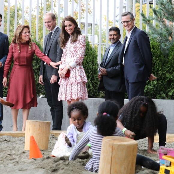 Le prince William et Kate Middleton, duc et duchesse de Cambridge, ont découvert le travail de la Société des Services pour les Immigrants de Colombie-Britannique (ISSBC) à Vancouver en compagnie du Premier ministre Justin Trudeau et de son épouse Sophie Grégoire Trudeau, dans le cadre de leur voyage officiel au Canada, le 25 septembre 2016.