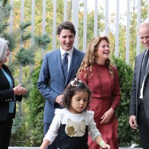 Le prince William et Kate Middleton, duc et duchesse de Cambridge, ont découvert le travail de la Société des Services pour les Immigrants de Colombie-Britannique (ISSBC) à Vancouver en compagnie du Premier ministre Justin Trudeau et de son épouse Sophie Grégoire Trudeau, dans le cadre de leur voyage officiel au Canada, le 25 septembre 2016.