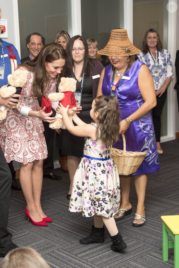 Deux ours en peluche en plus pour George et Charlotte... Le prince William et Kate Middleton, duc et duchesse de Cambridge, ont visité l'association Sheway à Vancouver le 25 septembre 2016, au deuxième jour de leur voyage officiel au Canada.