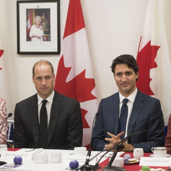 Le prince William et Kate Middleton, duc et duchesse de Cambridge, ont visitent le poste de garde-côtes de Kitsilano en compagnie du premier ministre Justin Trudeau et de son épouse Sophie Grégoire Trudeau, le 25 septembre 2016 à Vancouver, au deuxième jour de leur voyage officiel au Canada.