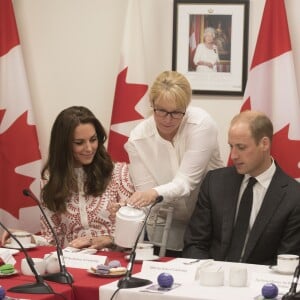 Le prince William et Kate Middleton, duc et duchesse de Cambridge, ont visitent le poste de garde-côtes de Kitsilano en compagnie du premier ministre Justin Trudeau et de son épouse Sophie Grégoire Trudeau, le 25 septembre 2016 à Vancouver, au deuxième jour de leur voyage officiel au Canada.