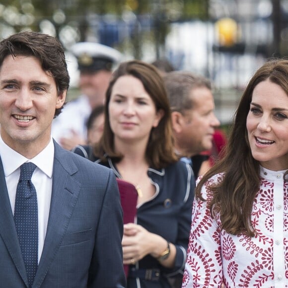 Le prince William et Kate Middleton, duc et duchesse de Cambridge, ont visitent le poste de garde-côtes de Kitsilano en compagnie du premier ministre Justin Trudeau et de son épouse Sophie Grégoire Trudeau, le 25 septembre 2016 à Vancouver, au deuxième jour de leur voyage officiel au Canada.