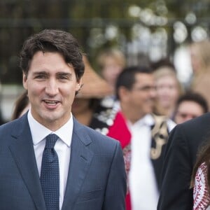 Le prince William et Kate Middleton, duc et duchesse de Cambridge, ont visitent le poste de garde-côtes de Kitsilano en compagnie du premier ministre Justin Trudeau et de son épouse Sophie Grégoire Trudeau, le 25 septembre 2016 à Vancouver, au deuxième jour de leur voyage officiel au Canada.