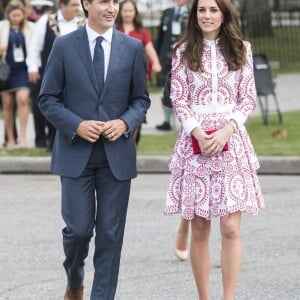 Le prince William et Kate Middleton, duc et duchesse de Cambridge, ont visitent le poste de garde-côtes de Kitsilano en compagnie du premier ministre Justin Trudeau et de son épouse Sophie Grégoire Trudeau, le 25 septembre 2016 à Vancouver, au deuxième jour de leur voyage officiel au Canada.