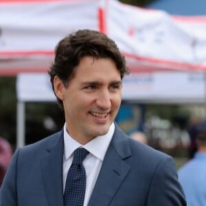 Le prince William et Kate Middleton, duc et duchesse de Cambridge, ont visitent le poste de garde-côtes de Kitsilano en compagnie du premier ministre Justin Trudeau et de son épouse Sophie Grégoire Trudeau, le 25 septembre 2016 à Vancouver, au deuxième jour de leur voyage officiel au Canada.