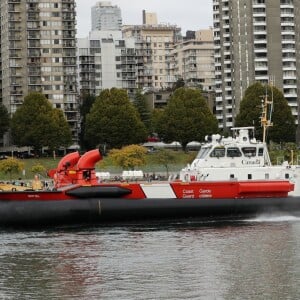 Le prince William et Kate Middleton, duc et duchesse de Cambridge, ont achevé leur visite à Vancouver en hovercraft (aéroglisseur) après avoir visité le poste de garde-côtes de Kitsilano en compagnie du premier ministre Justin Trudeau et de son épouse Sophie Grégoire Trudeau, le 25 septembre 2016, au deuxième jour de leur voyage officiel au Canada.