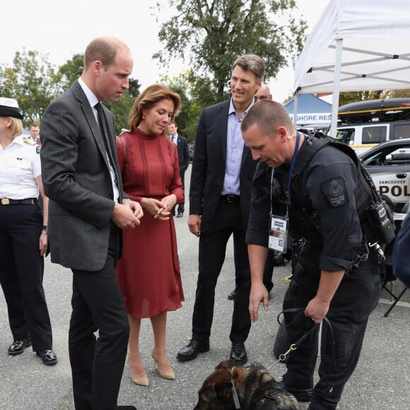 Le prince William et Kate Middleton, duc et duchesse de Cambridge, ont visitent le poste de garde-côtes de Kitsilano en compagnie du premier ministre Justin Trudeau et de son épouse Sophie Grégoire Trudeau, le 25 septembre 2016 à Vancouver, au deuxième jour de leur voyage officiel au Canada.