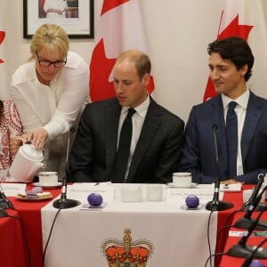 Le prince William et Kate Middleton, duc et duchesse de Cambridge, ont visitent le poste de garde-côtes de Kitsilano en compagnie du premier ministre Justin Trudeau et de son épouse Sophie Grégoire Trudeau, le 25 septembre 2016 à Vancouver, au deuxième jour de leur voyage officiel au Canada.