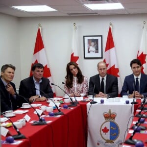 Le prince William et Kate Middleton, duc et duchesse de Cambridge, ont visitent le poste de garde-côtes de Kitsilano en compagnie du premier ministre Justin Trudeau et de son épouse Sophie Grégoire Trudeau, le 25 septembre 2016 à Vancouver, au deuxième jour de leur voyage officiel au Canada.