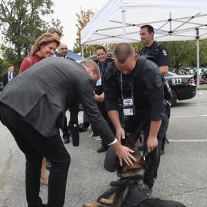 Le prince William et Kate Middleton, duc et duchesse de Cambridge, ont visitent le poste de garde-côtes de Kitsilano en compagnie du premier ministre Justin Trudeau et de son épouse Sophie Grégoire Trudeau, le 25 septembre 2016 à Vancouver, au deuxième jour de leur voyage officiel au Canada.