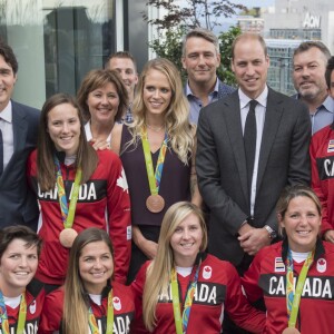 Le prince William et Justin Trudeau rencontrent des athlètes olympiques lors d'une réception organisée par le Premier ministre et sa femme Sophie Gregoire à Telus Garden à Vancouver, le 25 septembre 2016.