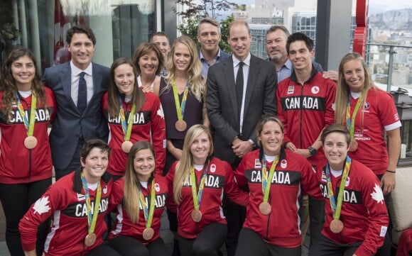 Le prince William et Justin Trudeau rencontrent des athlètes olympiques lors d'une réception organisée par le Premier ministre et sa femme Sophie Gregoire à Telus Garden à Vancouver, le 25 septembre 2016.