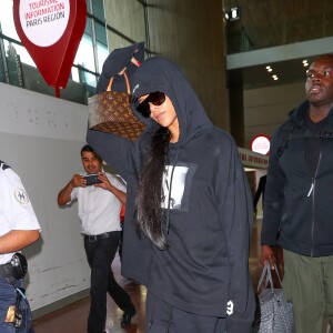 Rihanna arrive à l'aéroport de Roissy-Charles-de-Gaulle, France, le 26 septembre 2016.