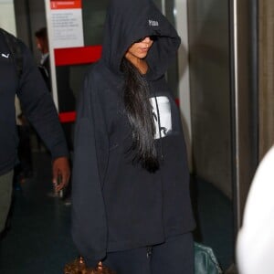 Rihanna arrive à l'aéroport de Roissy-Charles-de-Gaulle, France, le 26 septembre 2016.