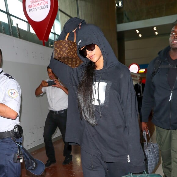 Rihanna arrive à l'aéroport de Roissy-Charles-de-Gaulle, France, le 26 septembre 2016.