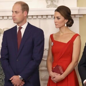 Le prince William et la duchesse Catherine de Cambridge, en robe Preen by Thornton Bregazzi et portant la broche feuille d'érable qui appartenait jadis à la reine mère, lors de la réception organisée en l'honneur du prince William et d'elle-même le 26 septembre 2016 à la Maison du Gouvernement de Victoria, en Colombie-Britannique, au troisième jour de leur visite officielle au Canada.
Le prince William et Catherine Kate Middleton, la duchesse de Cambridge assistent à la "Black Rod Ceremony" à la "Government House" à Victoria, dans le cadre de leur voyage officiel au Canada 26 september 2016 The Duke of Cambridge attends a 'Black Rod Ceremony' during a reception at Government House in Victoria, during the third day of their tour of Canada.26/09/2016 - Victoria